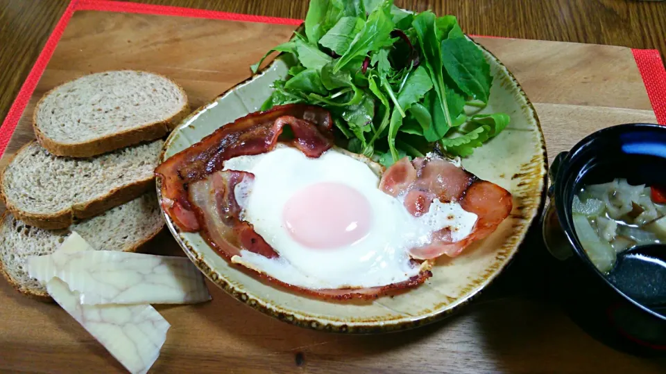 黒パンとワインチェダーチーズ
ベーコンeggの朝食|meguromenさん