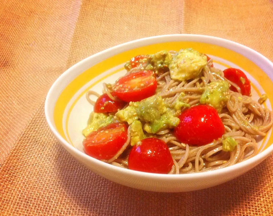 Snapdishの料理写真:トマトとアボカドのサラダ蕎麦♡|ちひろさん