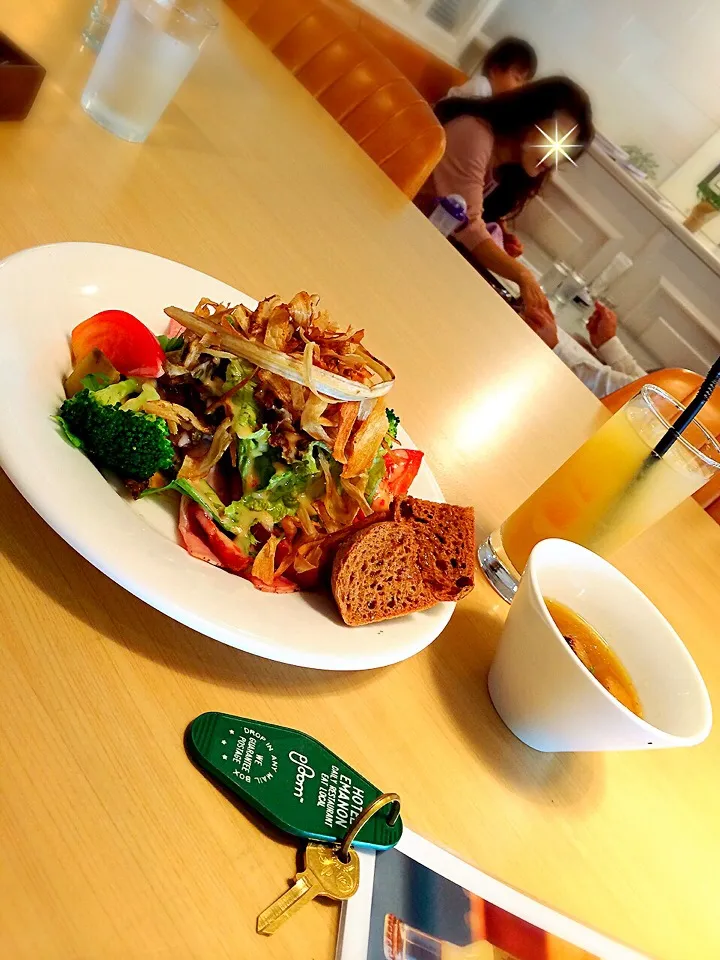 今日はこんな感じのホテル❓でサラダランチ😋🍴🍹|chieさん