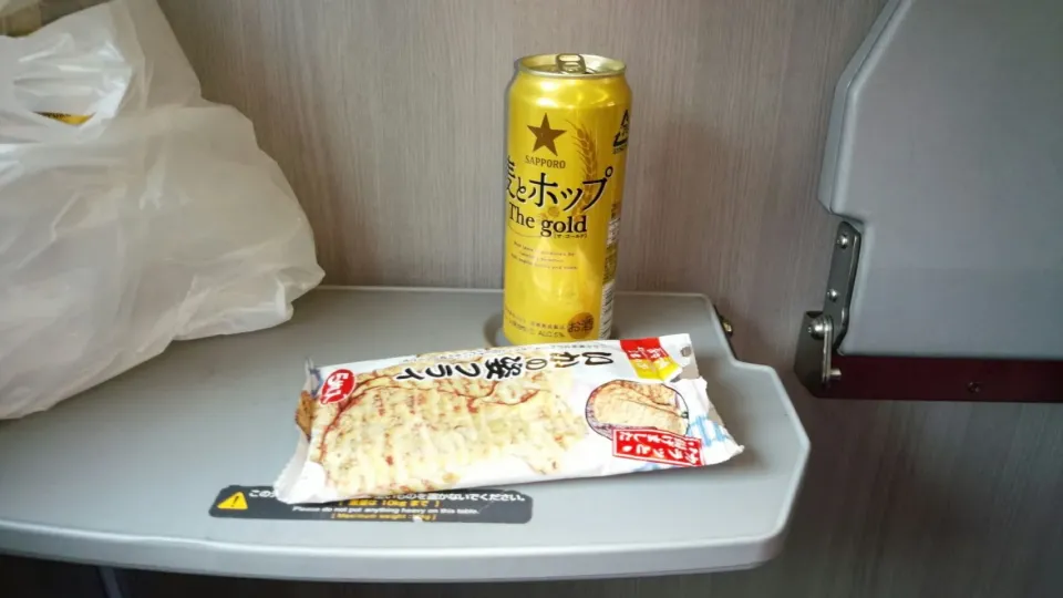 Snapdishの料理写真:グリーン車内にて、飲んでしまいました。😅|kenjiさん