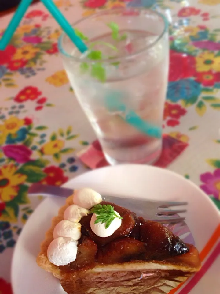 Caramelized apple tart w/ pink ginger lemon soda|Samuel Naylorさん