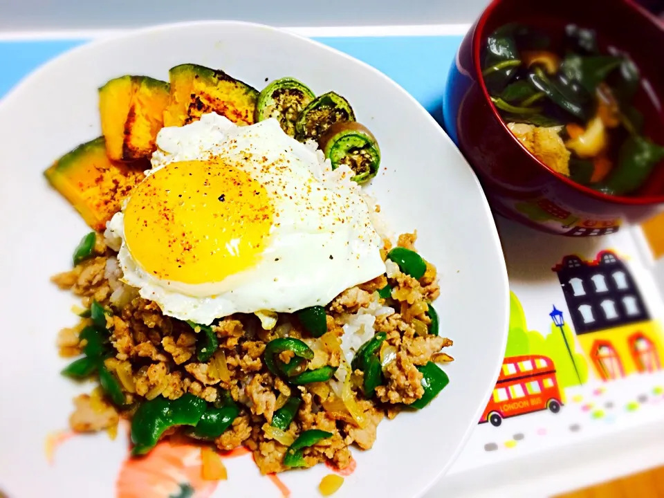 焼き野菜とガパオ風ご飯、モロヘイヤのすまし汁🍴|ちょきさん