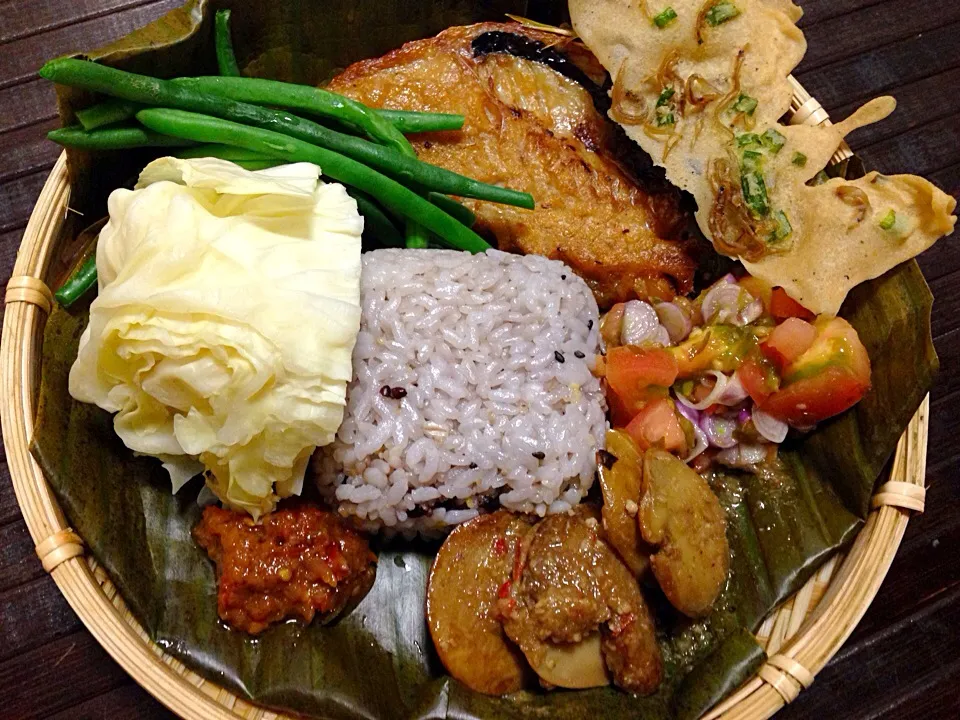 Snapdishの料理写真:Nasi bakul|yeni kartikasariさん