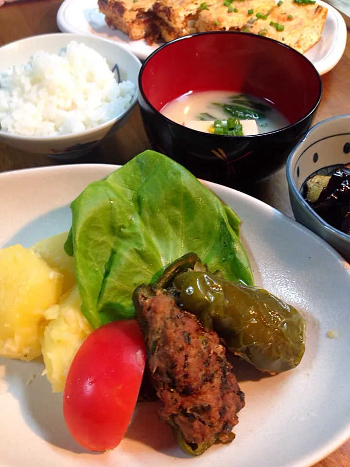 ピーマンの肉詰め＆ポテトのバターにんにく🍴                白みそのゴマ豆腐入りみそ汁と…|ちなみんさん