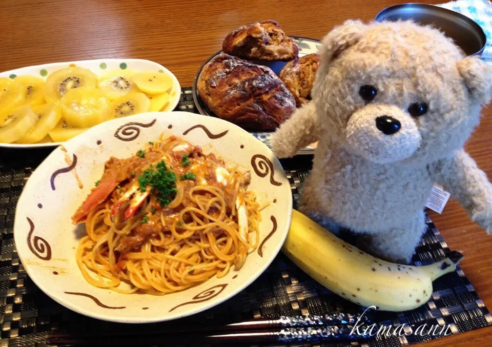 ワタリガニのトマトクリームパスタ🍝フルーツパン🍞ごっつ甘いゴールデンキーウイ♪|かまさん