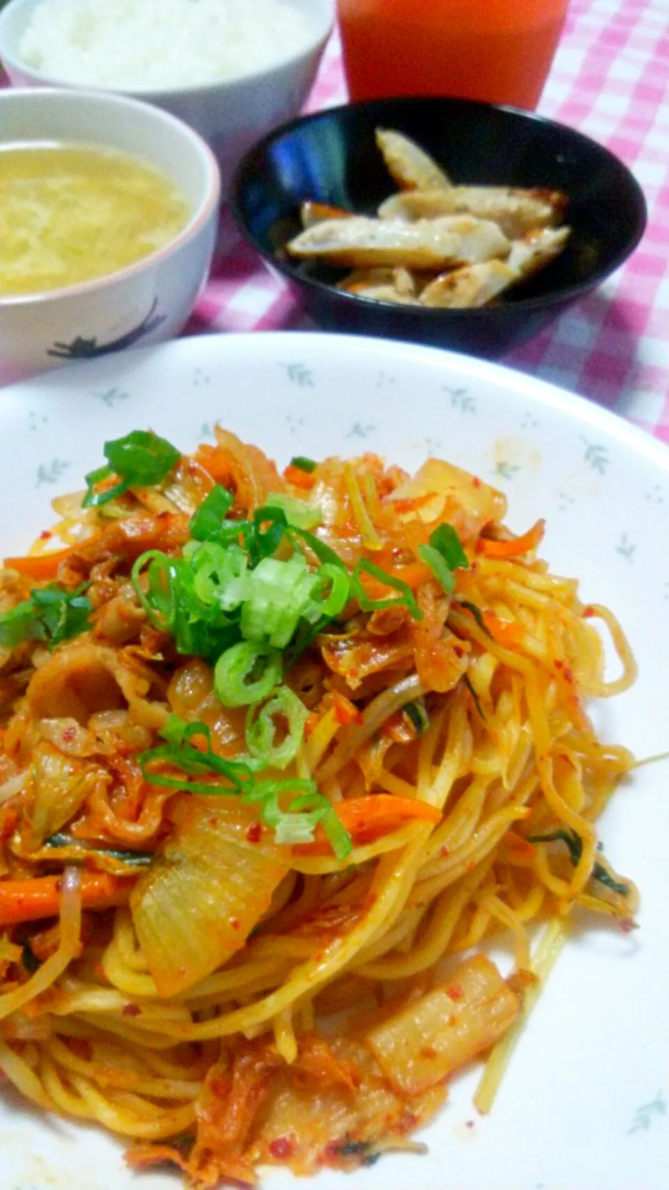 豚キム焼きそば(豚ばら薄切り肉･もやし･人参･玉葱･水菜･白菜キムチ･青ねぎ)、ヤゲンナンコツ炒め、ジンジャースープ(新生姜･卵･豆腐･青ねぎ)|まあるさん