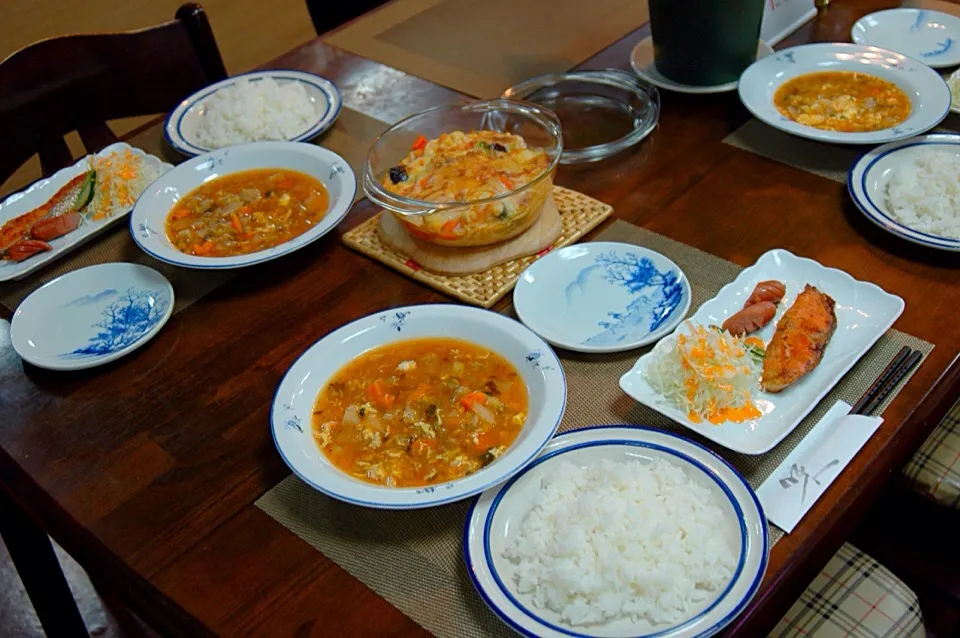 今日の晩ご飯 

中央にあるのはグラタン。 
スパッゲティが少しだけ入っている、やさしい味でおいしい 

スープはキムチと人参、大根などのピリ辛スープ。 

鮭はフライパンでのバター焼き最後に少し醤油をたらす。|Keisei Chouさん