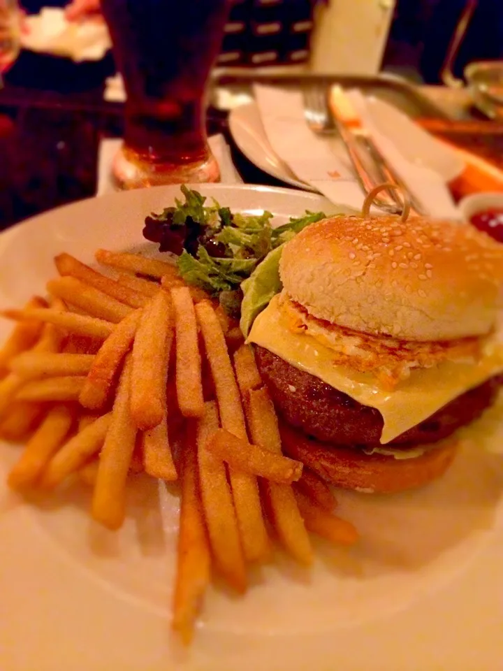 Beef burger at orchard hotel|Mak Toniさん