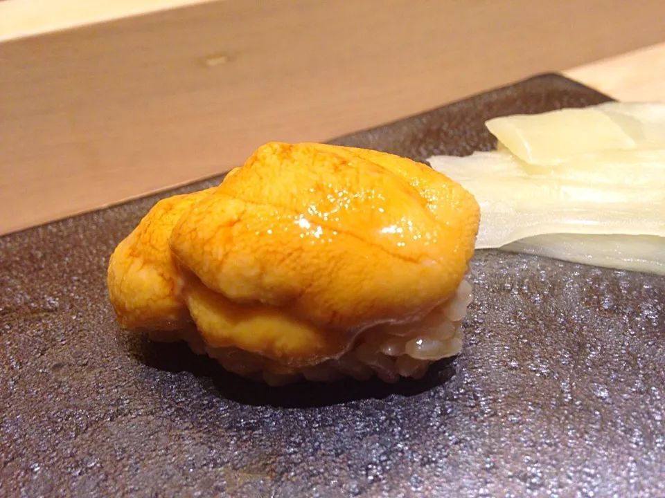 Snapdishの料理写真:Uni sushi|Obeoom Jumsai Na Ayudhyaさん