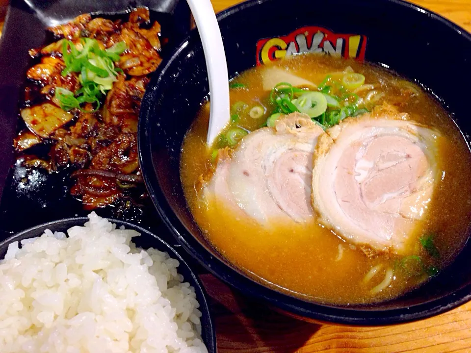 Snapdishの料理写真:ガッツン豚キムチセット＠ガッツンラーメン-滋賀|take7887さん