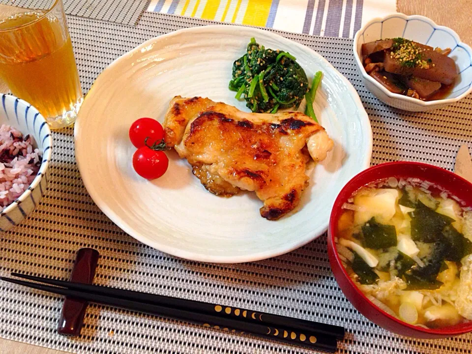 鶏胸肉の玉ねぎ照り焼き、ほうれん草の胡麻和え、こんにゃくの煮物、ワカメ油揚げ豆腐の味噌汁|まろさん