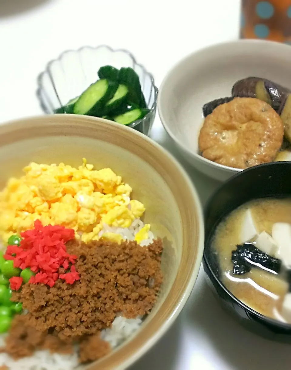 Snapdishの料理写真:そぼろ丼、揚げ茄子とがんもの煮びたし、胡瓜の浅漬け、お揚げと焼き海苔の味噌汁|こねえちゃんさん