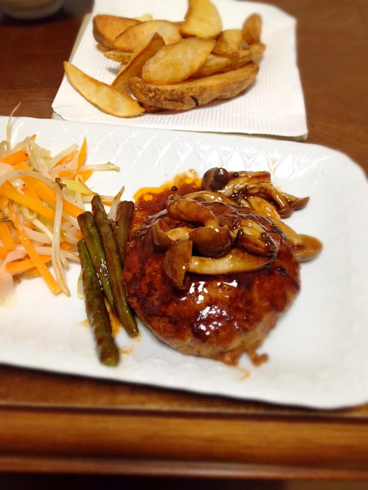 今日はハンバーグ。隠し味に味噌とマヨ。|ヨミルさん