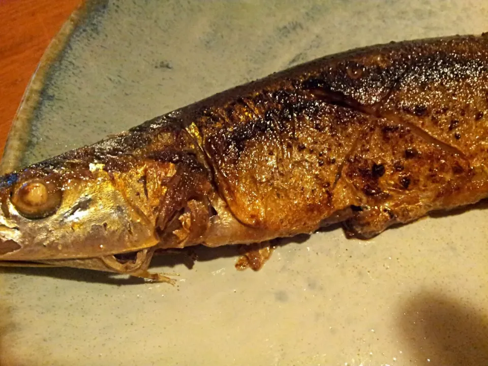 Snapdishの料理写真:夜中に秋刀魚を塩焼きで☆|けんさん