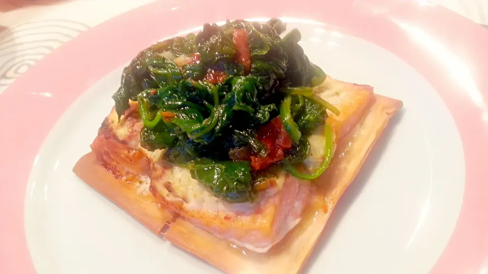 Puff pastry, salmon with cream cheese, spinach with spring onions and dried tomatoes. #oven|Hans Stavleuさん