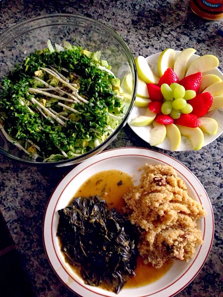 Snapdishの料理写真:Avocado salad, quinoa and mlolkeye, and apple, strawberries and grape for lunch|nadia issaさん