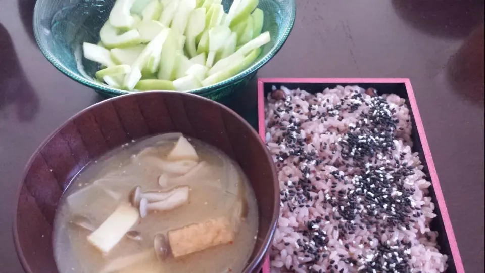 Snapdishの料理写真:碑文谷八幡例大祭二日目の朝、お赤飯、あつーいお味噌汁、瓜の塩キムチ漬け。|sniper66さん