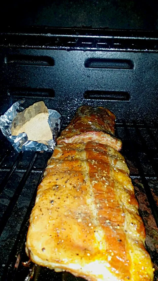 Hickory smoked baby back ribs on a gas grill|Frank Ortizさん