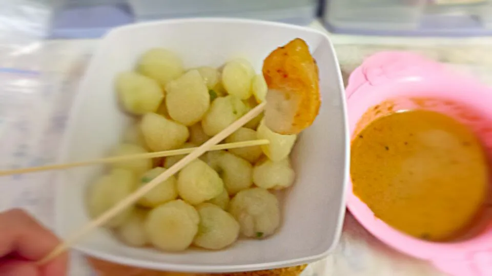 Cilok (tapioca starch snack with peanut sauce)|laksmi nurul ismiraさん