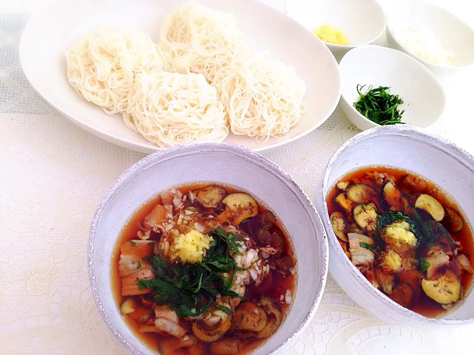 茄子と豚の薬味たっぷりつけ素麺。|めぇさん