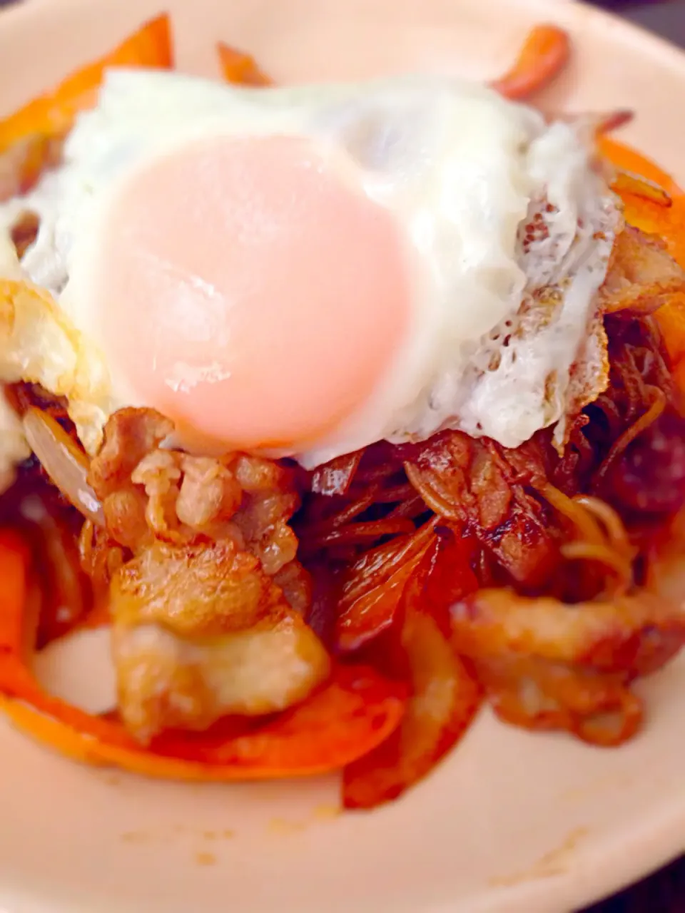 ソース焼きそば、目玉焼きのせ|ボンベロさん