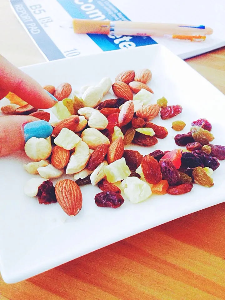 Mixed nuts n dry fruits are great snack! #vegan|Leahさん