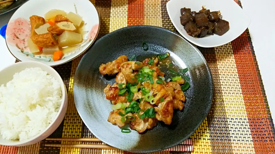 鶏肉のネギマヨポン炒め、ごぼう天と野菜の煮物、蒟蒻のピリ辛炒め♡|yuiさん