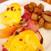 Snapdishの料理写真:Eggs benedict エッグズベネディクト