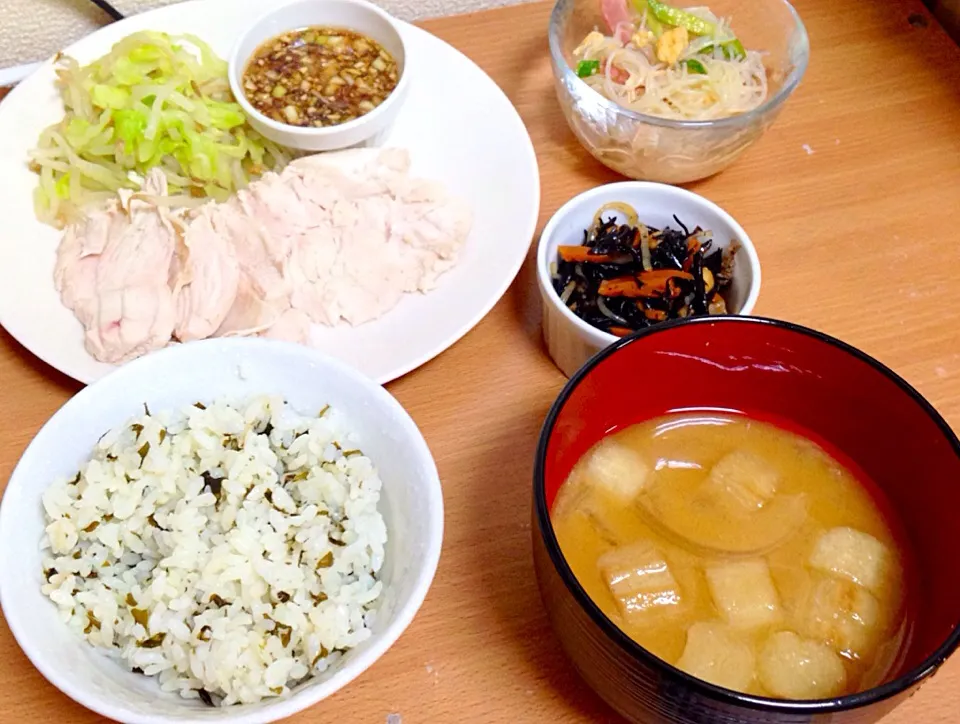 Snapdishの料理写真:わかめごはん、玉ねぎと麩の味噌汁、茹で鶏の香味ソース(湯で野菜付き)、ひじきの五目煮、春雨サラダ|なちんさん