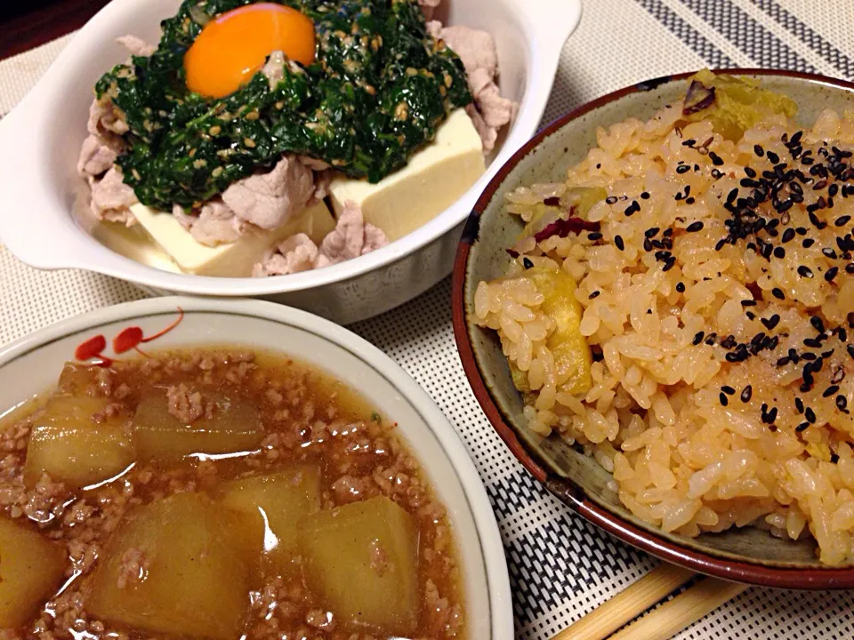 Snapdishの料理写真:冬瓜と豚ひき肉のあんかけ煮、芋ご飯、モロヘイヤと豆腐と豚しゃぶのサラダ。|ぴらこさん