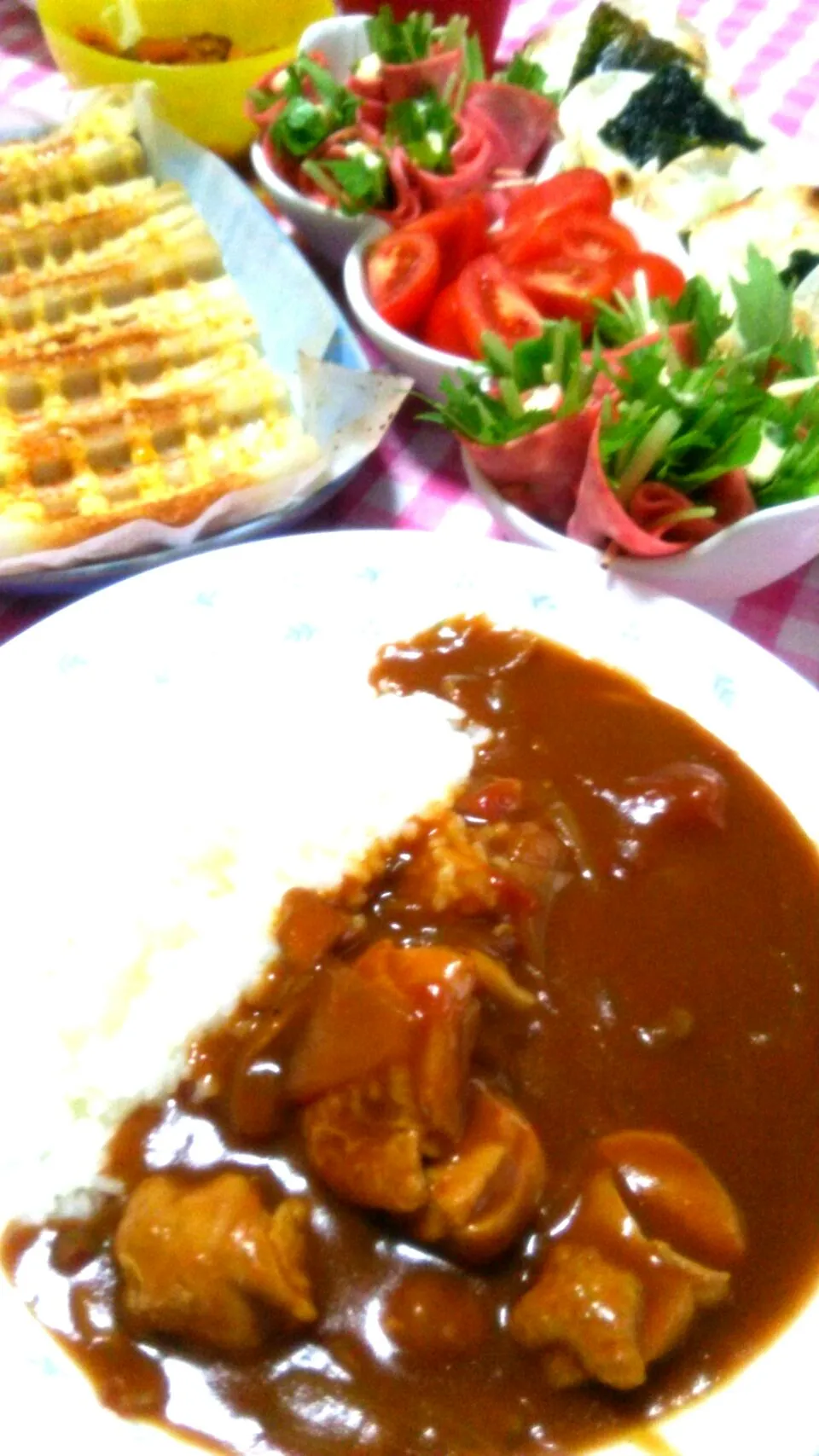 カレーライス(鶏もも肉･玉葱･しめじ･新生姜･にんにく･トマト水煮･福神漬)、水菜ファンシーマリネ巻き、ミディトマト、ちくわマヨ一味焼き、餃子皮ぱりぱり焼き(海苔･チーズ)|まあるさん