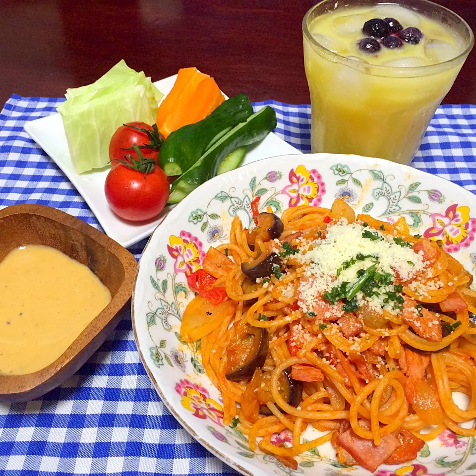 Snapdishの料理写真:懐かしの喫茶店の味☕️✨ナポリタン🍝🍴野菜の味噌ディップ🍅✨😋|♥️さん