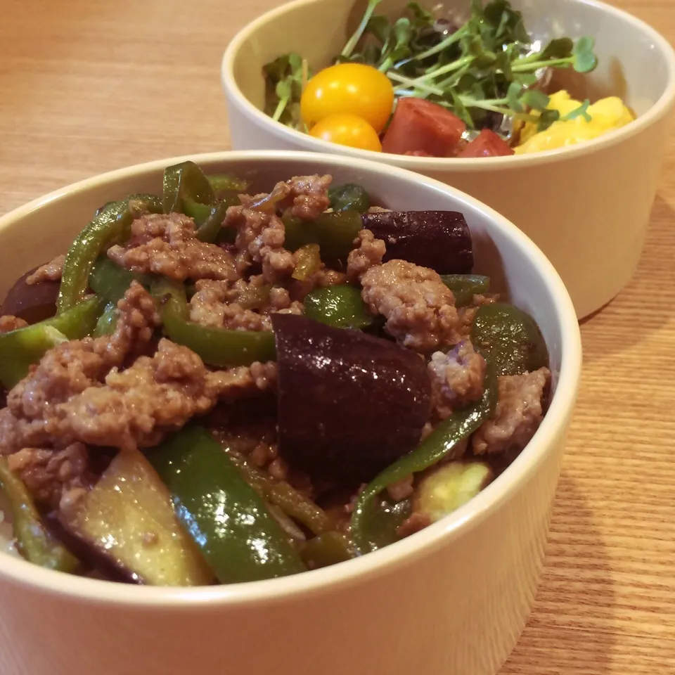 Snapdishの料理写真:豚と茄子ピーマンの甘辛炒め丼のお弁当|ごりみさん