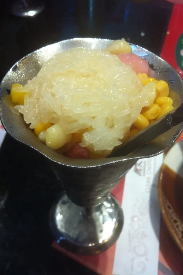 Signature Coconut Milk Ice Cream
with Glutinous Rice
ไอศกรีมกะทิทรงเครื่อง|Hatainiin-g Wimbawayさん