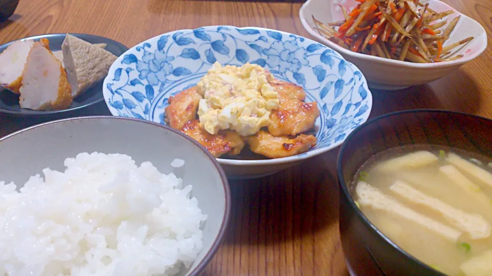 ・鶏胸肉の照り焼きタルタルソースがけ
・金平ごぼう
・じゃこ天とタコの練り物
・玉ねぎと揚げの味噌汁|ようかんさん