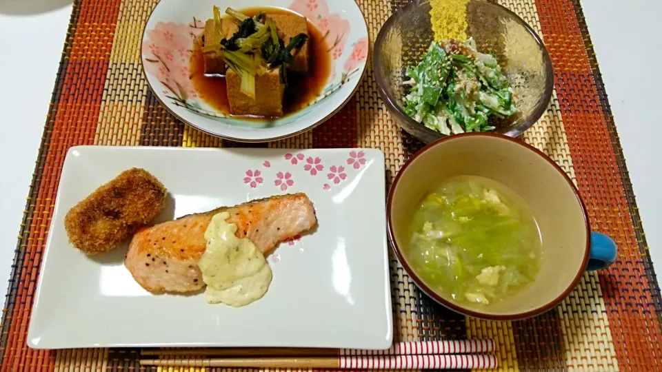 鮭のムニエル、小松菜と厚揚げの煮物、水菜と豆腐のサラダ♡|yuiさん