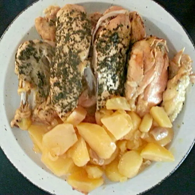 chicken with lemon and garlic and potatoes in slow cooker|Hans Stavleuさん