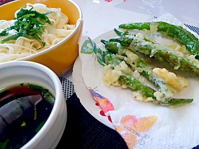 甘長唐辛子の天ぷらと素麺|めぐチー🌿さん