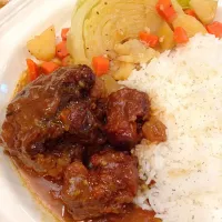 Jamaican style stewed oxtails and braised cabbage with jasmine rice. You hungry?|Emmie Pizarroさん