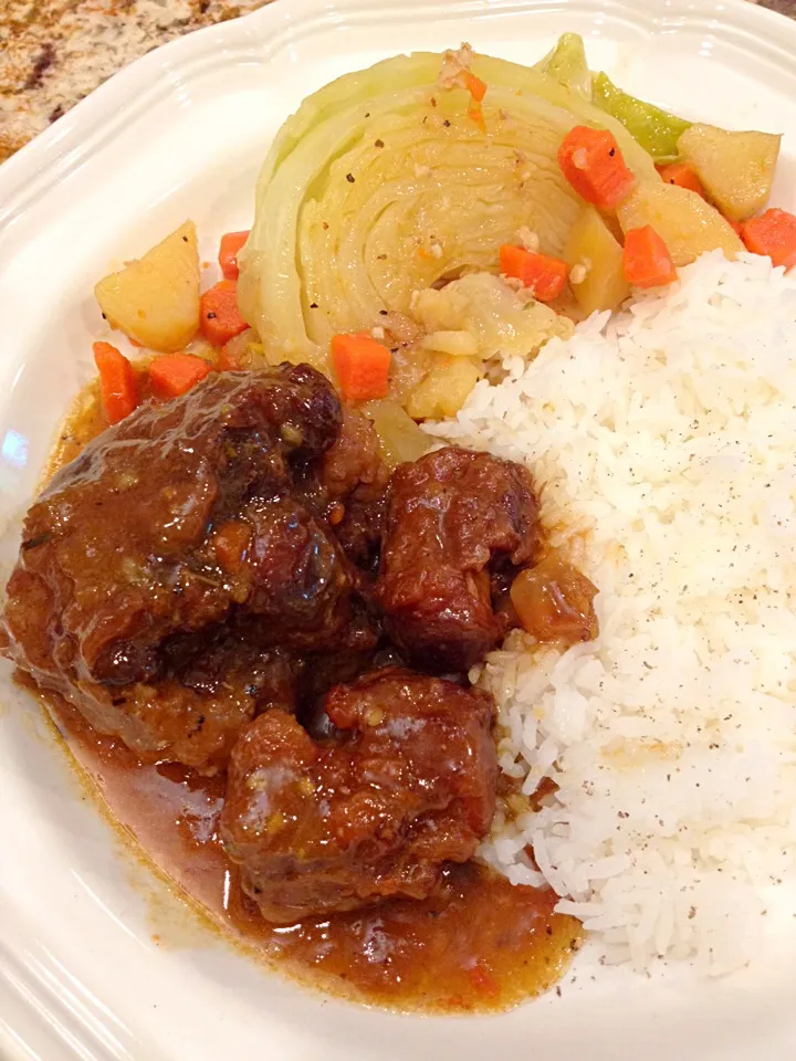 Jamaican style stewed oxtails and braised cabbage with jasmine rice. You hungry?|Emmie Pizarroさん