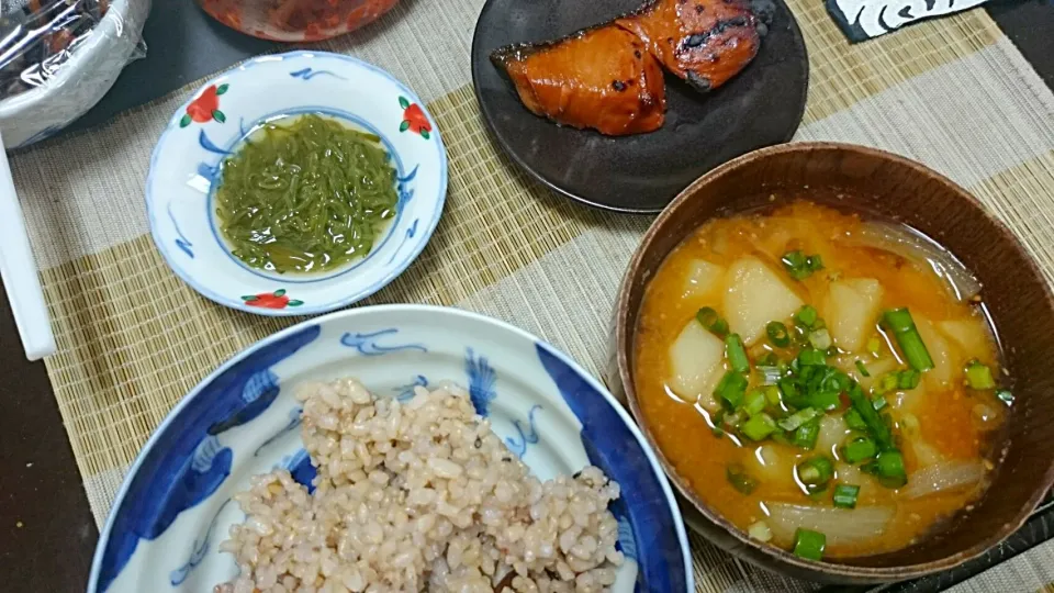 めかぶ＆鮭の味噌漬けじゃがいもの味噌汁|まぐろさん