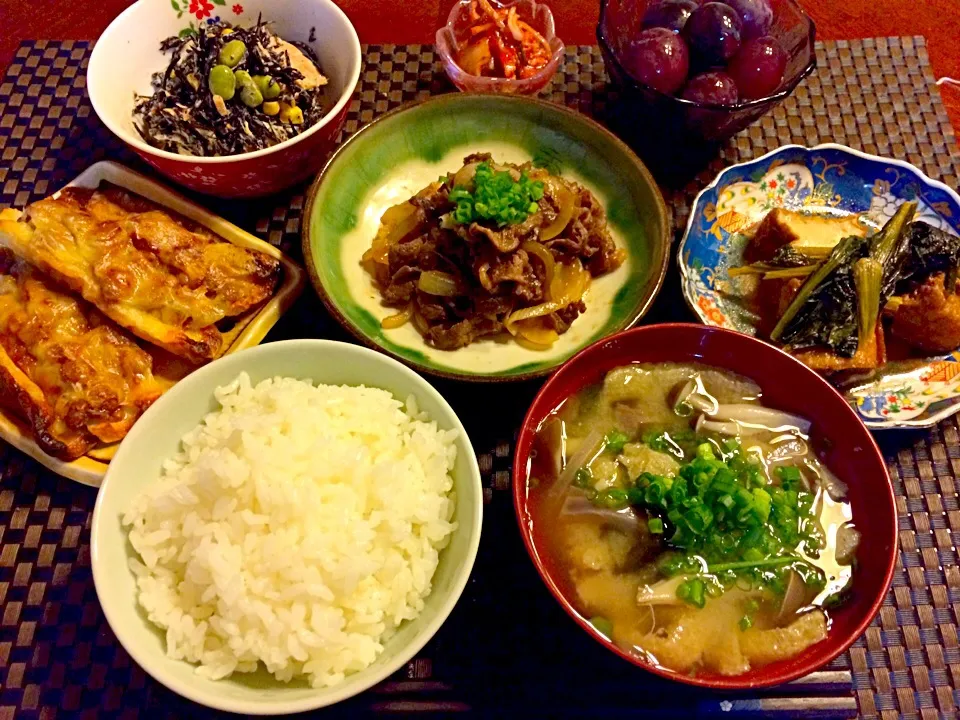 納豆ちくわのチーズ焼き♥︎和牛肉の甘辛にんにく炒め♥︎ヒジキのカラフルサラダ♥︎厚揚げとほうれん草の煮物♥︎発酵食品のキムチ♥︎具だくさんお味噌汁♥︎巨峰|ゆ♡き♡えさん