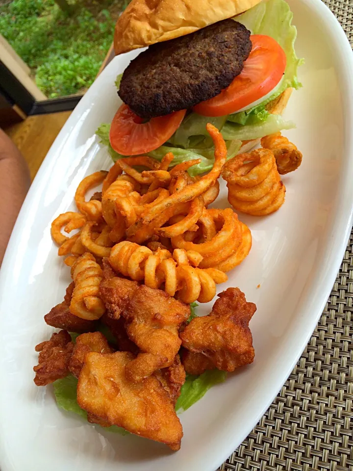 Hamburger steak with fries and fried chicken!!!|Lob Reaultboudさん