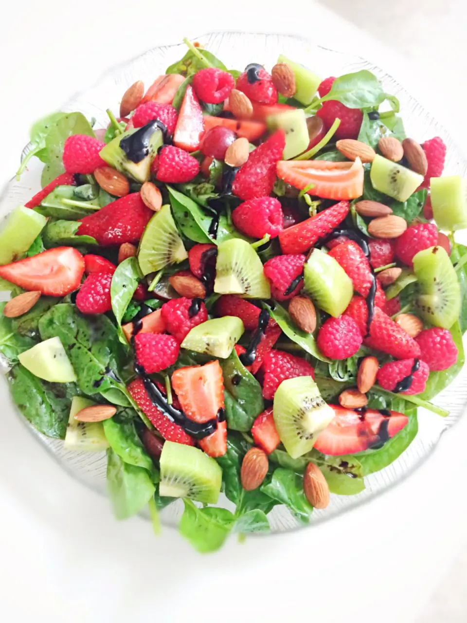 Baby spinach & strawberry, raspberry, kiwi salad|12Dragonさん