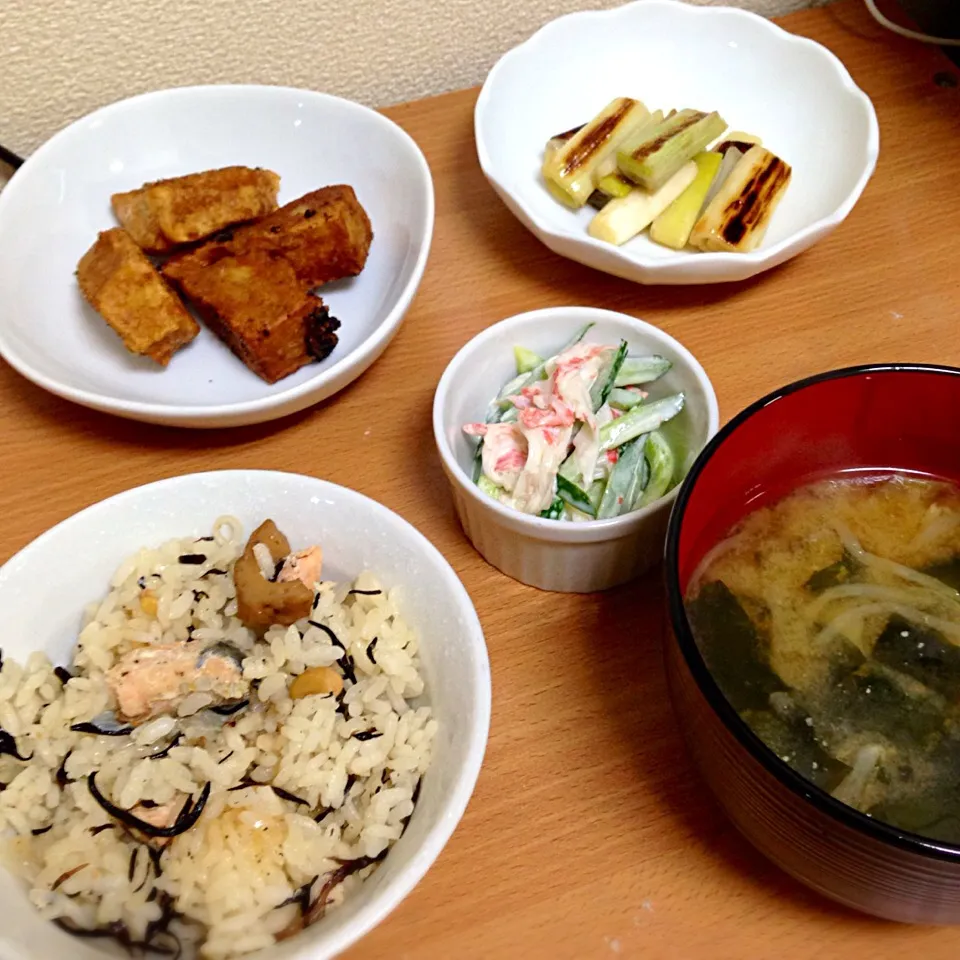 Snapdishの料理写真:ひじきと鮭の炊き込みご飯、もやしとキャベツとわかめの味噌汁、高野豆腐の唐揚げ、中華風焼きネギ、かにかまときゅうりの和え物|なちんさん