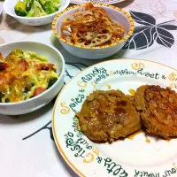 Snapdishの料理写真:れんこんハンバーグ、ブロッコリーのマヨチーズ焼き|Ayako Wさん