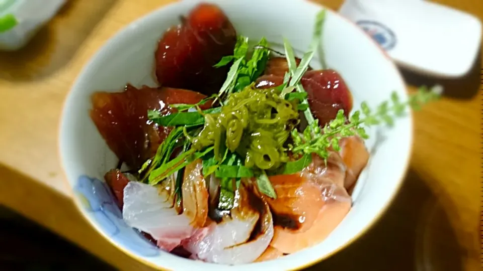 マグロとサーモンと鯛の三色丼！
マグロは特製漬けで
美味しく頂きました！|Hirokazu Wakeさん