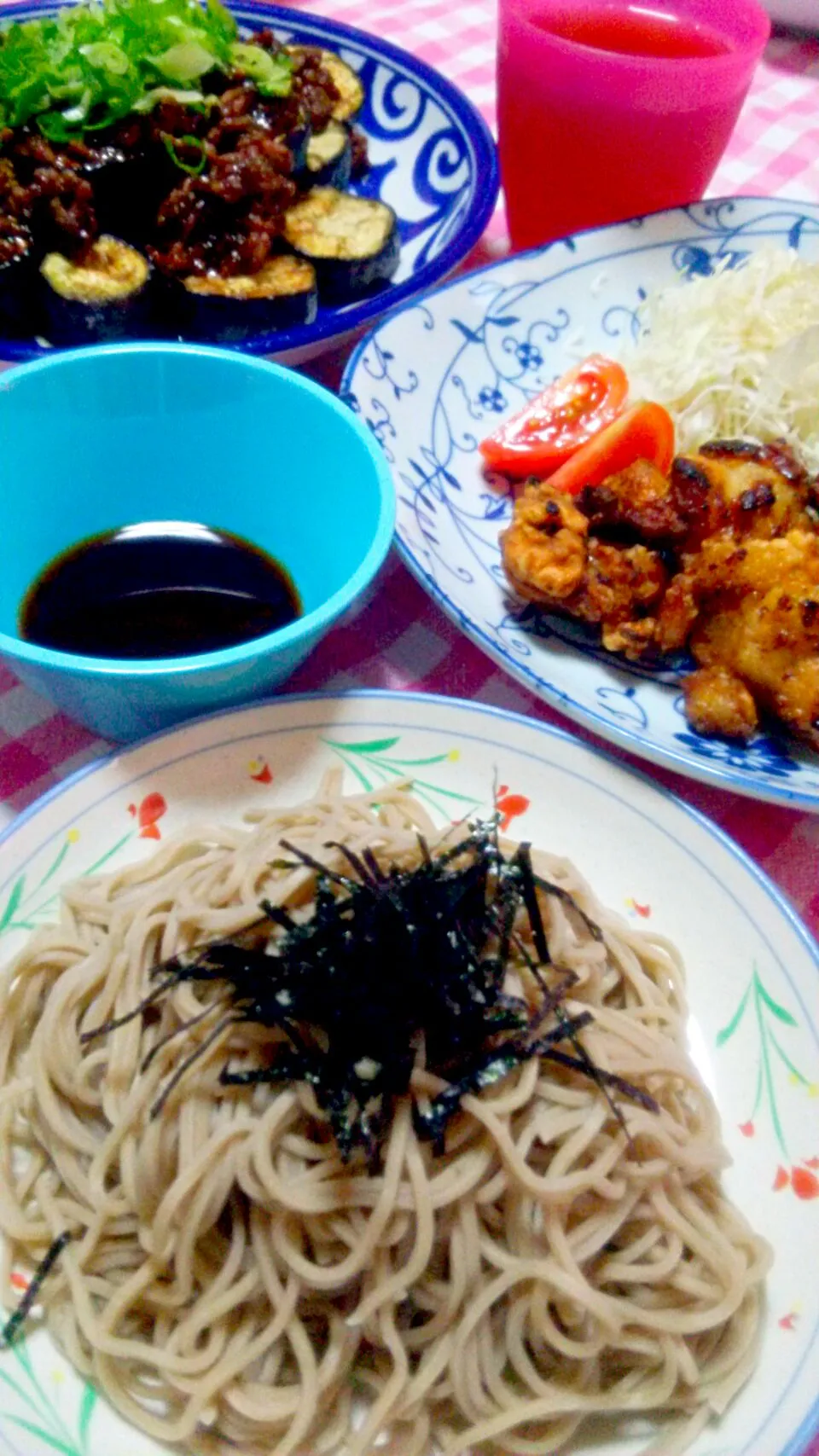 鶏唐揚げ(鶏もも肉･醤油糀)、千切りきゃべつ、ミディトマト、茄子の味噌そぼろかけ(豚挽肉･生姜･青ねぎ)、ざるそば(刻み海苔)|まあるさん