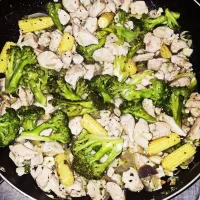 Snapdishの料理写真:Buttered chicken breast with brocolli and young corn|Sarah Joy Castilloさん