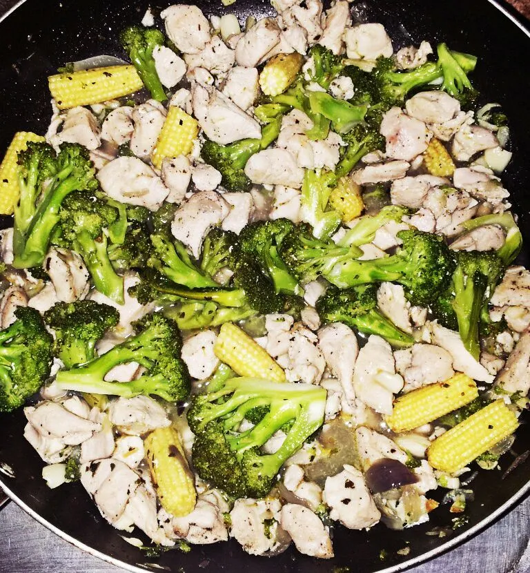 Buttered chicken breast with brocolli and young corn|Sarah Joy Castilloさん